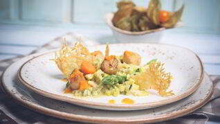 Морской гребешок с овощным ризотто