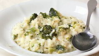 Ризотто с брокколи и поджаренными орешками кешью