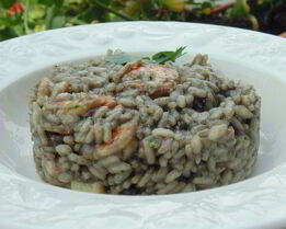 Ризотто с чернилами каракатицы и креветками