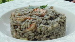 Ризотто с чернилами каракатицы и креветками