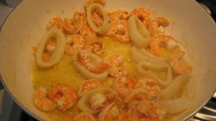 ризотто с чернилами каракатицы и креветками