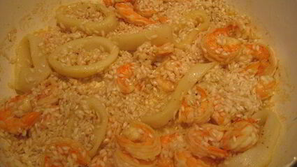 ризотто с чернилами каракатицы и креветками