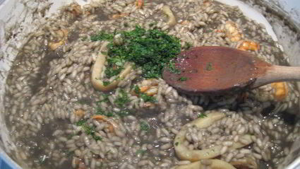 ризотто с чернилами каракатицы и креветками