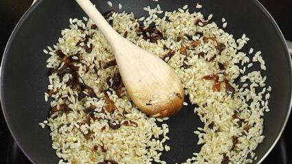 ризотто с морепродуктами и белыми грибами