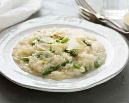 Ризотто со спаржей, пармезаном и голландским соусом