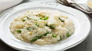 Ризотто со спаржей, пармезаном и голландским соусом