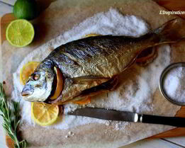 Дорада на подушке из соли и лимонов
