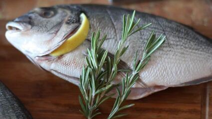 дорада на подушке из соли и лимонов