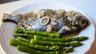 Дорада в духовке в фольге