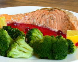 Форель на пару с клюквенным соусом