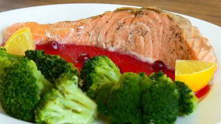 Форель на пару с клюквенным соусом