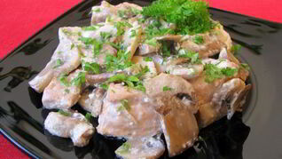 Горбуша, жаренная с грибами