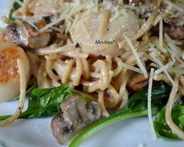 Гребешки с грибами и шпинатом