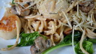 Гребешки с грибами и шпинатом