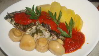 Камбала в белом вине с томатным соусом