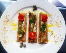 Корюшка с каперсами и помидорами черри