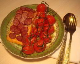 Красная рыба в чешуе из копченых колбасок