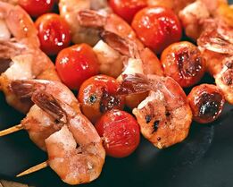 Креветки на шпажках с соусом терияки