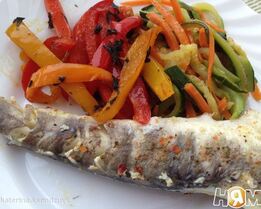 Ледяная запеченая в духовке с овощным гарниром