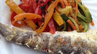 Ледяная запеченая в духовке с овощным гарниром