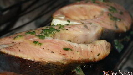 лосось с луком на гриль-доске на мангале