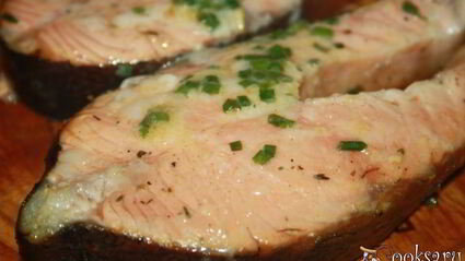 лосось с луком на гриль-доске на мангале