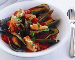 Мидии тушеные в томатном соусе