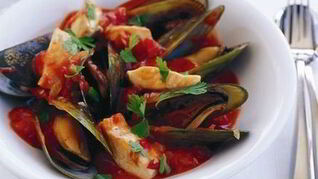 Мидии тушеные в томатном соусе