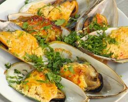 Мидии, запеченные под майонезным соусом