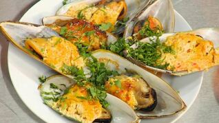 Мидии, запеченные под майонезным соусом