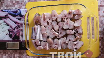 минтай в духовке с луком и морковью под сырной корочкой