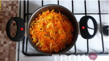 минтай в духовке с луком и морковью под сырной корочкой