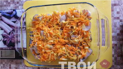 минтай в духовке с луком и морковью под сырной корочкой