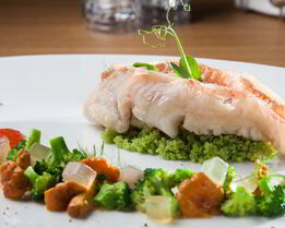 Морской окунь с лисичками