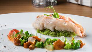 Морской окунь с лисичками