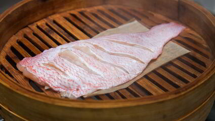 морской окунь с лисичками