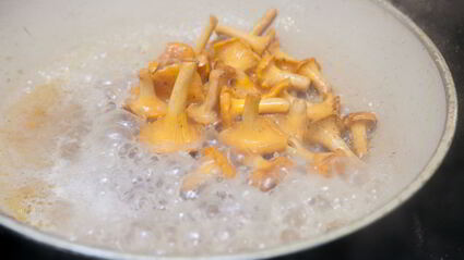 морской окунь с лисичками