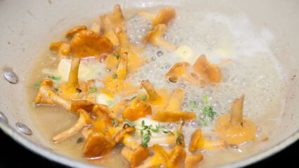 морской окунь с лисичками