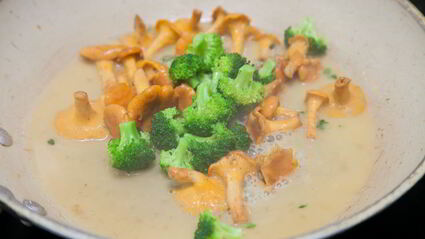 морской окунь с лисичками