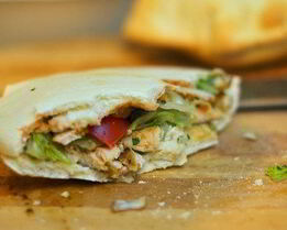 Пита с поджаренным на гриле лососем, авокадо и рукколой с соусом из васаби