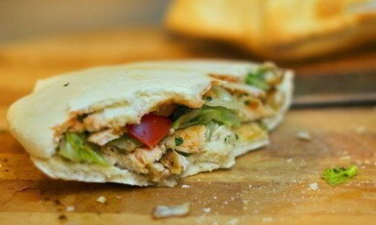 Рецепт пита с поджаренным на гриле лососем, авокадо и рукколой с соусом из васаби