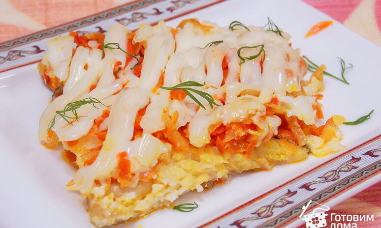 Рецепт рыба, запеченная с луком и морковью под сырно-майонезной корочкой