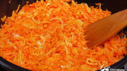 рыба, запеченная с луком и морковью под сырно-майонезной корочкой