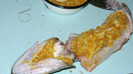 щука фаршированная, запеченная в фольге