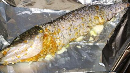 щука фаршированная, запеченная в фольге