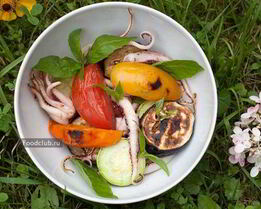 Щупальца кальмара с овощами на гриле