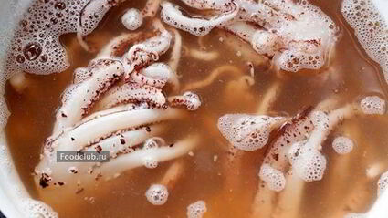 щупальца кальмара с овощами на гриле