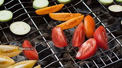 щупальца кальмара с овощами на гриле