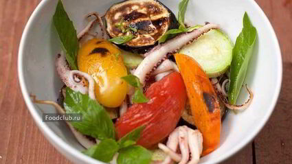 щупальца кальмара с овощами на гриле