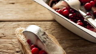 Сельдь с клюквенным соусом